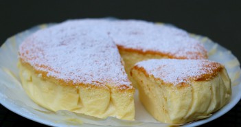 Cheesecake japonais ou gâteau soufflé au chocolat blanc