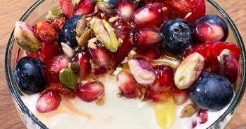 Recette du Yaourt Grec boosté pour un petit-déjeuner protéiné recette-yaourt-grec
