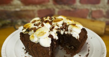 Mississipi Mud Pie : tarte au chocolat, noix de pécan et chamallows Mississipi Mud Pie Herve Cuisine