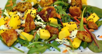 Salade exotique au poulet, à la mangue et au curry