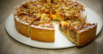 Tarte aux pêches jaunes et pistaches avec pâte sablée aux amandes